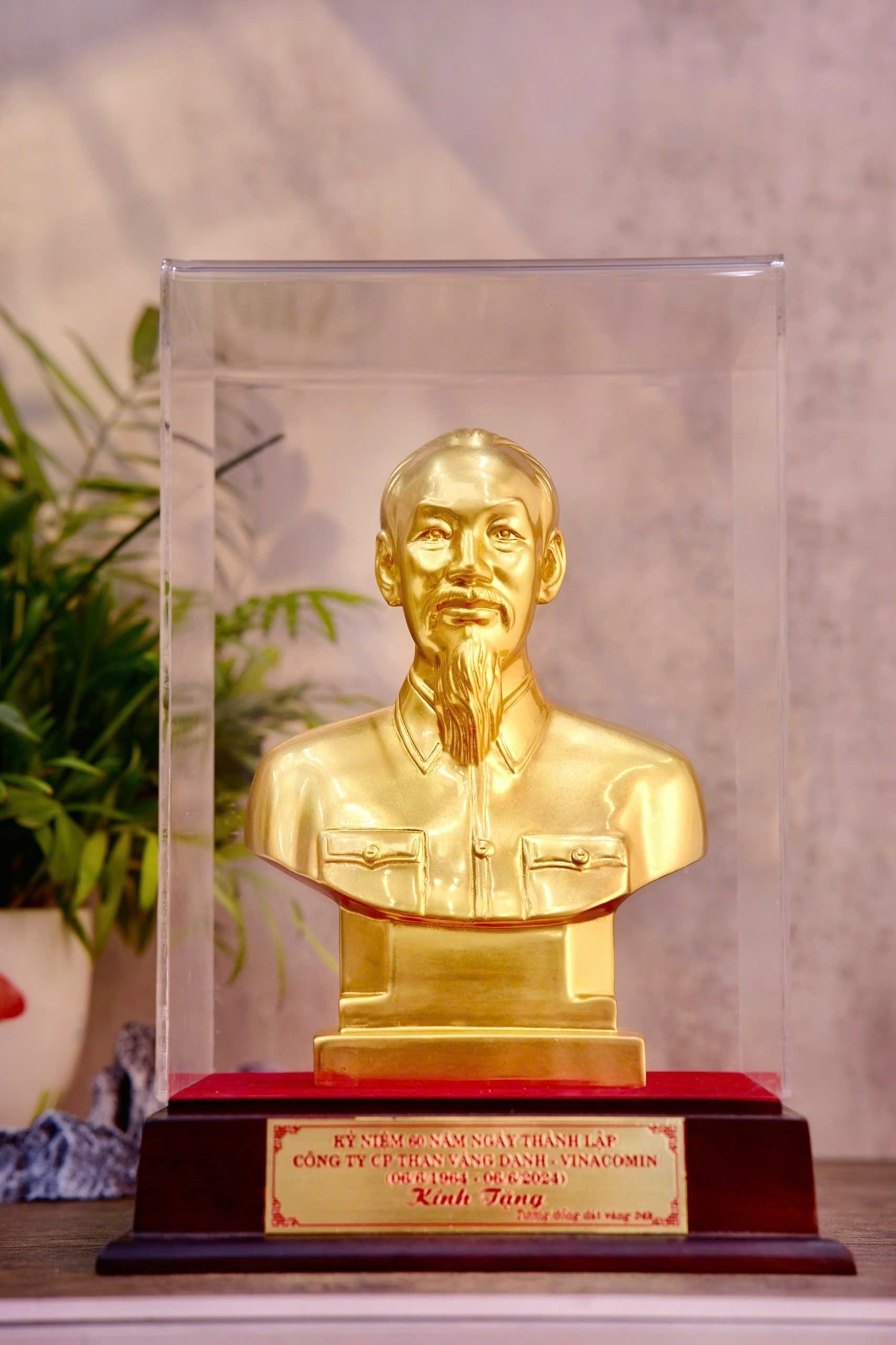 Tượng Bác Hồ Dát Vàng 24K – Quà Tặng Trang Trọng | Phượng Vũ Gold